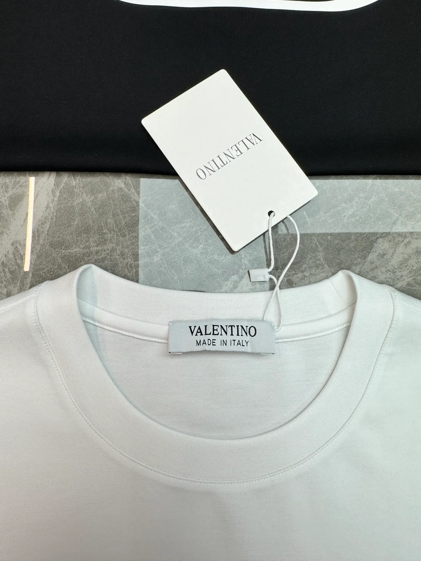 ⚜️Valentino Classic round neck T-shirt. Made of high-count mercerized cotton fabric, it has a delicate and soft light texture on the hand. It drape smoothly without sweating, and the upper body is neat and does not collapse. The iconic big V logo is minimalist and advanced, and the Black and White two-color Versatile is unmistakable. The round neck fits the neck without tightening the skin, and is suitable for daily commuting and leisure travel! It is low-key and releases a light and luxurious atmosphere. It is a basic model that men's wardrobe needs. It is soft and skin-friendly. It has excellent breathability and is super comfortable to wear in spring and summer! The contrasting color brand logo on the front is simple and recognizable, and the slim fit highlights your figure, making it easy to handle for daily commuting and leisure time ✨Sizes: M-4XL slim fit ❗️ (XL recommended for 175/145 pounds)